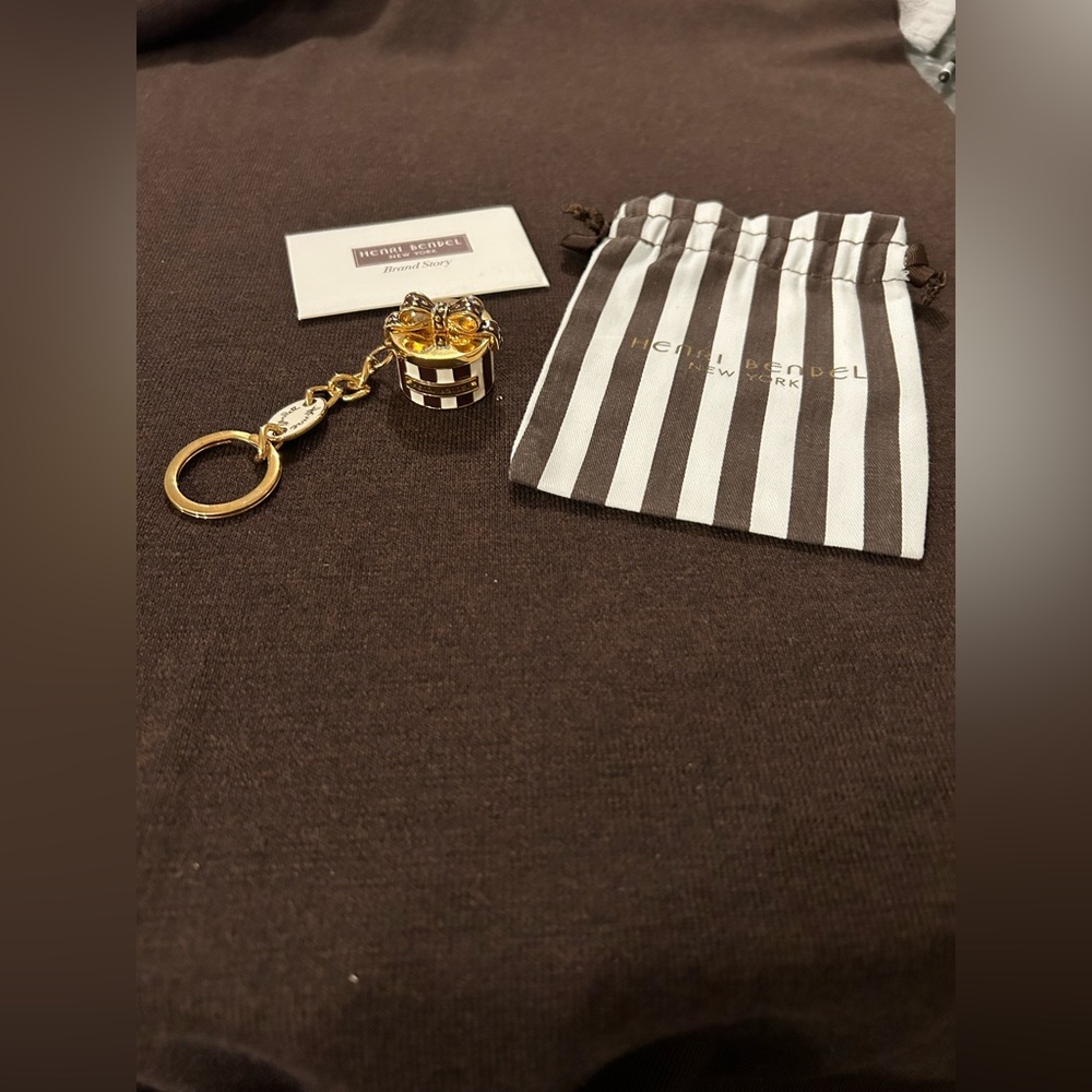 Henri Bendel vintage Gold and Brown Signature Pattern Key Holder.